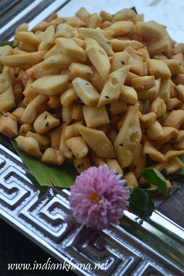 Spicy-Namak-Para-Diamonds-Cuts-Recipe