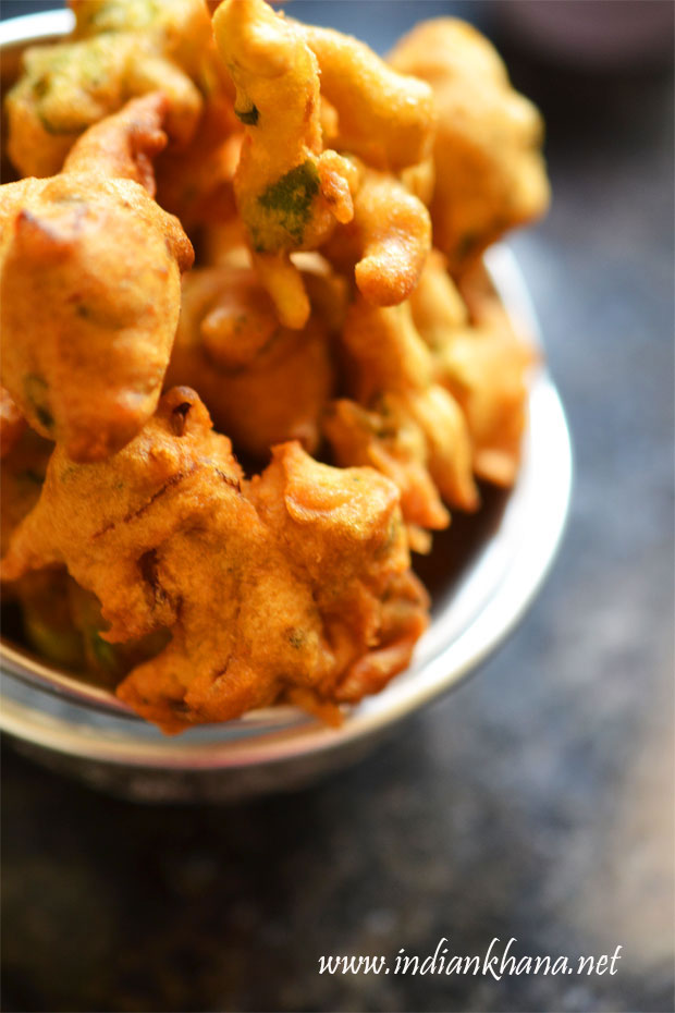Palak-Pyaaz-Pakoda-Recipe